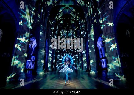 Londres, Royaume-Uni. 24 novembre 2025. La ballerine Sophie Elizabeth scintille dans le « The Angels are coming ! » Spectacle de lumière de Luxmuralis à la cathédrale de Southwark. La collaboration entre la sculpture et l’artiste Peter Walker et le compositeur David Harper apporte des projections impressionnantes de lumière et de son festifs angéliques à l’intérieur de la cathédrale du 24-26 au 29 novembre. Crédit : Guy Corbishley/Alamy Live News Banque D'Images