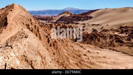 La Valle de la Luna la Vallée de la Lune sn zone de formations rocheuses étonnantes près de San Pedro de Atacama dans les Andes chiliennes Banque D'Images