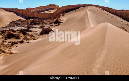 Dunes de sable dans le paysage érodé de la Valle de la Luna la Vallée de la Lune près de San Paedro de Atacama Chili Banque D'Images
