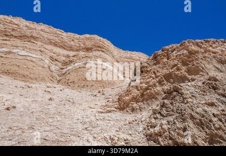 ORock strates dans la Valle de la Luna la vallée de la Lune sn zone de formations rocheuses étonnantes près de San Pedro de Atacama dans les Andes chiliennes Banque D'Images