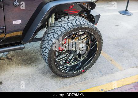 Vue rapprochée d'une roue de voiture tout-terrain avec pneu agressif et jante personnalisée dans la rue de la ville. Miami Beach. ÉTATS-UNIS. Banque D'Images