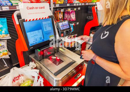 Vue rapprochée de la femme à la caisse libre-service CVS scannant le reçu et les produits au terminal de paiement. Miami Beach. ÉTATS-UNIS. Banque D'Images