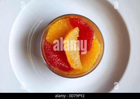 Oranges pelées et pamplemousses dans un verre Banque D'Images