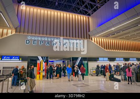 Zone de départs du terminal 2 de l'aéroport de Manchester, Manchester, Royaume-Uni. Banque D'Images