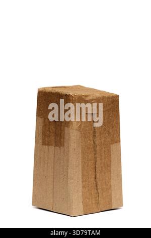 Une petite boîte rectangulaire en carton enveloppée dans du papier brun et scellée avec du ruban adhésif, isolée sur un fond blanc. L'aspect simple et rustique met en évidence Banque D'Images