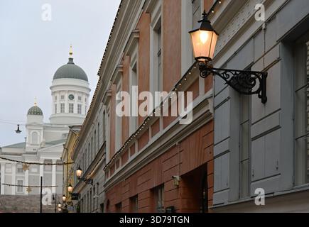 Une vue imprenable au niveau de la rue dans le centre d'Helsinki avec des bâtiments historiques ornés de lumières chaudes et de décorations festives, Wit Banque D'Images