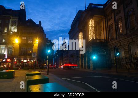Regardant en bas de Water St, Liverpool, au crépuscule. La mairie est éclairée pour Noël, avec l'emblématique Royal Liver Building visible au loin Banque D'Images