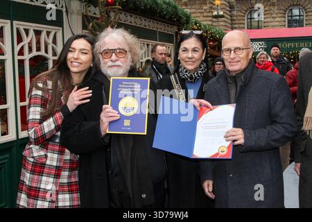 ABB/ Lili Paul Roncalli tochter mit Vater Bernhard Paul Zirkusdirektor Roncalli Mutter Frau Eliana Peter Tschentscher, Hamburgs erster Buergermeister SPD und Josef Schüller European excellent Christmasmarket Association EECMA mit Auszeichnung Ecellent Weihnachtsmarkt zu Gast BEI der Eroeffnung 24.11.2025 Schüller Banque D'Images