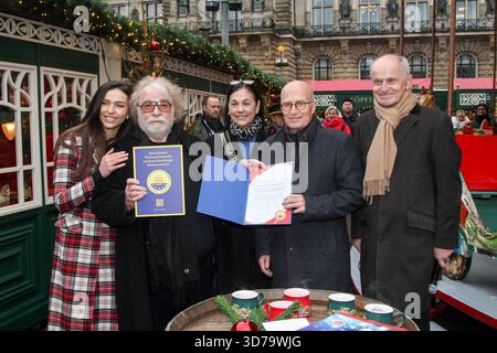 ABB/ Lili Paul Roncalli tochter mit Vater Bernhard Paul Zirkusdirektor Roncalli Mutter Frau Eliana Peter Tschentscher, Hamburgs erster Buergermeister SPD und Josef Schüller European excellent Christmasmarket Association EECMA mit Auszeichnung Ecellent Weihnachtsmarkt zu Gast BEI der Eroeffnung 24.11.2025 Schüller Banque D'Images