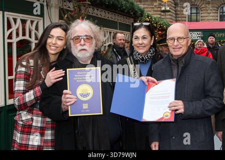 ABB/ Lili Paul Roncalli tochter mit Vater Bernhard Paul Zirkusdirektor Roncalli Mutter Frau Eliana Peter Tschentscher, Hamburgs erster Buergermeister SPD und Josef Schüller European excellent Christmasmarket Association EECMA mit Auszeichnung Ecellent Weihnachtsmarkt zu Gast BEI der Eroeffnung 24.11.2025 Schüller Banque D'Images
