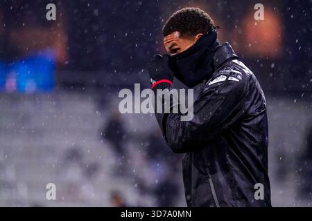 Helmond, pays-Bas. 24 novembre 2025. HELMOND, PAYS-BAS - 24 NOVEMBRE : Justin Ogenia de Helmond Sport regarde pendant le match néerlandais Keuken Kampioen Divisie entre Helmond Sport et Jong Ajax au GS Staalwerken Stadion le 24 novembre 2025 à Helmond, pays-Bas. (Photo de Gabriel Calvino Alonso/Orange Pictures) crédit : Orange pics BV/Alamy Live News Banque D'Images