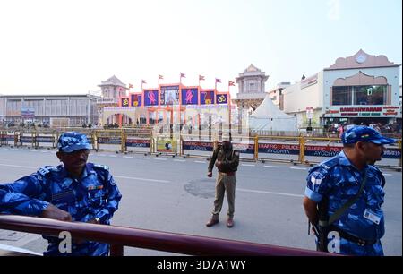 AYODHYA, INDE - 24 NOVEMBRE : sécurité renforcée près du temple Shri Ram Janmabhoomi à la veille de la cérémonie de hissage du drapeau par le premier ministre Narendra Modi le 24 novembre 2025 à Ayodhya, en Inde. Ayodhyas ancien drapeau, qui aurait été perdu pendant des millénaires, est sur le point de retourner au temple Shri Ram Janmabhoomi. Le drapeau sera hissé le 25 novembre en présence du PM Narendra Modi. Cet événement marquera également l’achèvement de la construction principale des temples. Photo de Deepak Gupta/Hindustan Times Temple Shri Ram Janmbhoomi à Ayodhya décoré pour la cérémonie du Dharma Dhwaja Rohan Banque D'Images