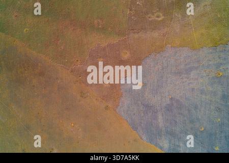 Prise de vue aérienne par drone montrant une frontière nette et irrégulière entre quatre couleurs et textures contrastantes. La composition abstraite comprend des cratères d'impact subtils, suggérant une division terrestre et géopolitique Banque D'Images