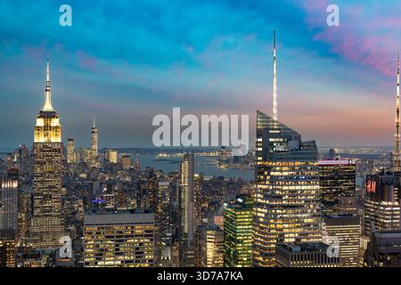 New York City, NY, États-Unis : une perspective aérienne expansive de l'architecture Midtown Manhattan. Banque D'Images