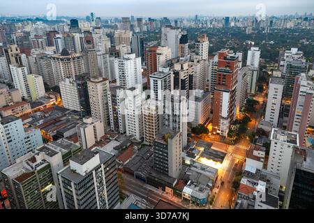 Une photo panoramique de Sao Paulo, la plus grande ville du Brésil, mettant en évidence son développement urbain dense et sa vaste zone métropolitaine. Banque D'Images