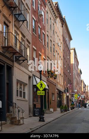 Boston, Massachusetts, États-Unis : une ruelle tranquille dans le quartier historique North End de Boston. Banque D'Images