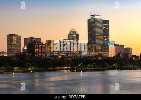 Une vue imprenable sur les gratte-ciel de Boston Back Bay au crépuscule, vue de l'autre côté de la rivière Charles, avec des gratte-ciel illuminés. Banque D'Images