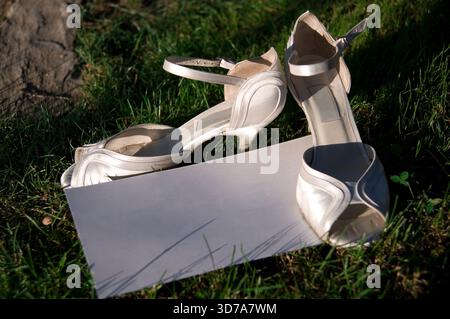 Carte d'invitation de mariage vierge et élégantes chaussures de mariée Banque D'Images