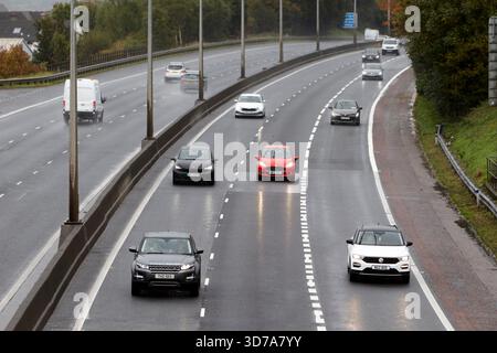 voitures circulant le long de l'autoroute m2 en cas de vents violents et de pluie pendant la tempête amy newtownabbey irlande du nord royaume-uni Banque D'Images
