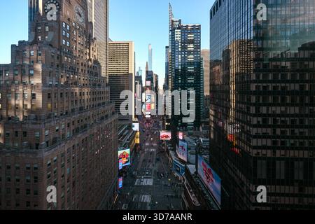 Une vue de Times Square le 24 novembre 2025 à New York. Banque D'Images