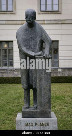 Max Planck (Max Karl Ernst Ludwig Planck) (1858-1947). Physicien allemand. Prix Nobel de physique en 1918 pour sa découverte de la mécanique quantique. Sculpture en bronze de Bernhard Heiliger (1915-1995), 1948-1949. Situé en face de l'Université Humboldt à Berlin, Allemagne. Auteur : Bernhard Heiliger (1915-1995). Sculpteur allemand. Banque D'Images
