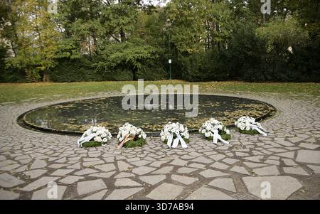 Berlin, Allemagne. Mémorial aux Sinti et Roms d'Europe assassinés sous le national-socialisme. Dédié à la mémoire de ceux qui ont été assassinés dans le Porajmos, par l'Allemagne nazie. Il a été conçu par Dani Karavan (1930-2021) et inauguré officiellement le 24 octobre 2012. Il se compose d'un bassin d'eau circulaire sombre avec une pierre triangulaire au centre, en référence aux insignes qui devaient être portés par les prisonniers des camps de concentration. Auteur : Dani Karavan (1930-2021). Sculpteur israélien. Banque D'Images