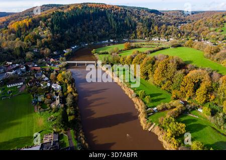 Drone tourné en regardant vers le bas sur le village de Tintern et la rivière Wye en automne Banque D'Images