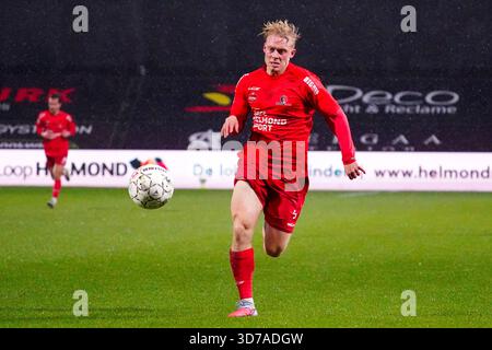 Helmond, pays-Bas. 24 novembre 2025. HELMOND, PAYS-BAS - 24 NOVEMBRE : Thomas Poll de Helmond Sport court avec le ballon lors du match néerlandais Keuken Kampioen Divisie entre Helmond Sport et Jong Ajax au GS Staalwerken Stadion le 24 novembre 2025 à Helmond, pays-Bas. (Photo de Gabriel Calvino Alonso/Orange Pictures) crédit : Orange pics BV/Alamy Live News Banque D'Images