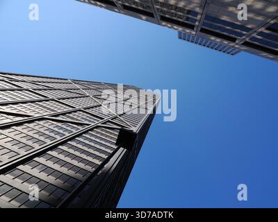 Vue en angle extrêmement bas de la façade noire imposante du John Hancock Center et de sa structure emblématique en X-Bring. Banque D'Images
