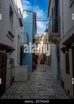 Rue étroite dans Termoli centre historique Italie Banque D'Images