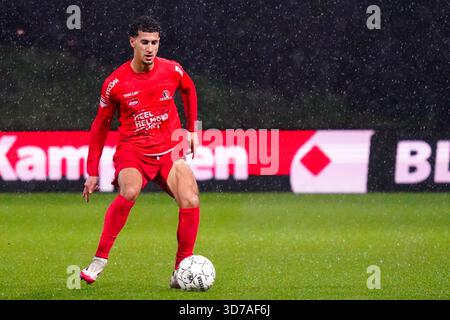 Helmond, pays-Bas. 24 novembre 2025. HELMOND, PAYS-BAS - 24 NOVEMBRE : Tarik Essakkati de Helmond Sport regarde pendant le match néerlandais Keuken Kampioen Divisie entre Helmond Sport et Jong Ajax au GS Staalwerken Stadion le 24 novembre 2025 à Helmond, pays-Bas. (Photo de Gabriel Calvino Alonso/Orange Pictures) crédit : Orange pics BV/Alamy Live News Banque D'Images