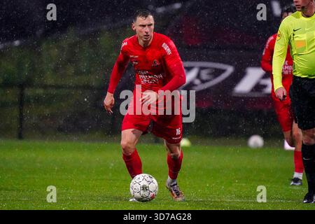 Helmond, pays-Bas. 24 novembre 2025. HELMOND, PAYS-BAS - 24 NOVEMBRE : Maik Lukowicz de Helmond Sport court avec le ballon lors du match néerlandais Keuken Kampioen Divisie entre Helmond Sport et Jong Ajax au GS Staalwerken Stadion le 24 novembre 2025 à Helmond, pays-Bas. (Photo de Gabriel Calvino Alonso/Orange Pictures) crédit : Orange pics BV/Alamy Live News Banque D'Images