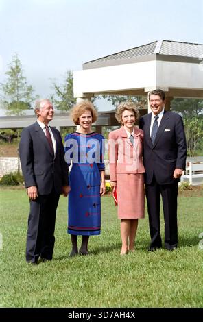 Le président américain Ronald Reagan et la première dame des États-Unis Nancy Reagan avec l'ancien président américain Jimmy carter et l'ancienne première dame américaine Rosalynn carter lors de la cérémonie de dédicace de la bibliothèque présidentielle carter, Atlanta, Géorgie, États-Unis, Président Ronald Reagan White House Photographic Office, 1er octobre 1986 Banque D'Images