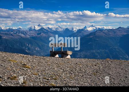 Randonnée au-dessus de Crans Montana avec de belles vues sur le Valais. Alpes suisses. Wanderlust en automne. Photo de haute qualité. Banque D'Images