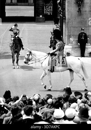 Reine saluée par son oncle au Palais - la Reine retourne le salut de son oncle, le duc de Gloucester devant le palais de Buckingham, Londres, au jour le jour (jeudi) quand les gardes ont défilé devant la Reine après la cérémonie de Trooping la couleur, en célébration de son anniversaire officiel, sur le défilé des gardes à cheval. 5 juin 1952. (Photo de Reuterphoto). Banque D'Images