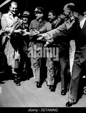 Héros du chemin de fer de la mort -- L'homme 'du visage duquel les Japs ne pourraient jamais frapper le sourire', le capitaine Bill Drower, 32 ans, 6 pieds Anglais est arrivé à Melbourne aujourd'hui.le capitaine Drower a été acclamé par ses compagnons de route sur le chemin de fer de la mort birmane comme l'homme qui a eu le temps le plus difficile.des dizaines d'ex-prisonniers de guerre quand il est arrivé sur l'esprit du progrès de Sydney, et l'épaule porté haut dans la rue. Il est le fils de Sir Edgar Drower, ministre britannique à Bagdad, et c'est passer de courtes vacances en Australie de la part de lui. Fonctions de vice-consul britannique à Batavia. 01 août 1947. Banque D'Images