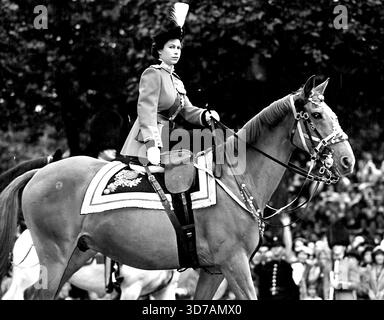 La reine longeant le centre commercial sur son chemin du palais de Buckingham à la parade des gardes à cheval. La reine a roulé du palais de Buckingham aujourd'hui pour prendre le Banque D'Images