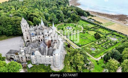 Une superbe vue aérienne estivale sur le château de Dunrobin le long de la NC500, mettant en valeur ses jardins élégants, son architecture et la magnifique côte Golspies Banque D'Images