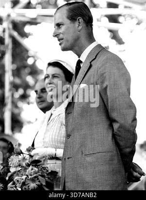 La reine Elizabeth et le duc d'Édimbourg avec le maire, le Dr H. C. Tod, et Mme Tod, à l'occasion de l'accueil public à Cambridge, en Nouvelle-Zélande. 13 janvier 1954. Banque D'Images