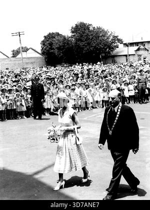 La reine Elizabeth avec le maire, le Dr H. G. Tod, marchant à travers la garde d'honneur des scouts et des guides pour garçons à l'accueil du public à Cambridge, en Nouvelle-Zélande. 13 janvier 1954. Banque D'Images