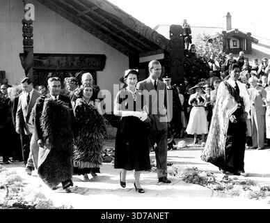 Non planifié - la Pa du roi Koroki, près de Ngaruawahia, n'était pas sur la liste officielle et beaucoup de Maoris deviennent perturbés parce que la reine manquerait la célèbre place. Pour le plaisir de toute la Nouvelle-Zélande, la Reine visite la célèbre salle de réunion. 06 janvier 1954. Banque D'Images