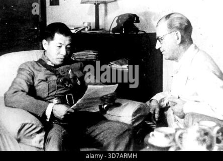 Tokyo...Donald rencontre Chang...Mr. W. H. Donald, (à droite) conseiller du généralissime Chinag Kai-shek, négociant avec le maréchal Chang Hsueh-liang à Sian-fu, pour la libération de Chiang.Chang Hsueh-liang aurait exigé 100 000 000 yuans pour la libération de Chiang Kai-shek.les enlèvements pour de l'argent ont été pratiqués en Chine par de simples gangsters ainsi que par des politiciens et des chefs militaires pendant des siècles. Pourtant, il est tout à fait douteux que Chiang a été détenu seulement pour de l'argent, et il 2s pas même certain qu'il est encore vivant. 23 décembre 1936. (Photo du service Domei News photos). Banque D'Images
