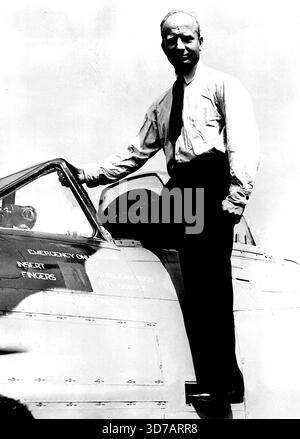 British jets to Go for Air Record Target est de 63 M.P.H. -- Group-Captain Donaldson, debout dans le cockpit de Meteor.des plans pour une tentative précoce d'élever le record du monde de vitesse aérienne, déjà détenu par la Grande-Bretagne, sont en cours de réalisation par le ministère de l'Air. Un avion à réaction Gloster Meteor fera la tentative sur une route entre Littlehampton et Worthing. Les hommes qui feront la tentative sont le capitaine de groupe Edward M. Donaldson, D.S.O., A.F.C., le lieutenant Neville F. Duke D.S.O., A.F.C. et le chef d'escadron W.A. Waterton, A.F.C. le 13 juillet 1946. (Photo de Topical Press). Banque D'Images