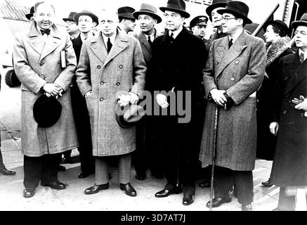 La mission allemande arrive. Une photographie prise à Croydon juste après l'arrivée de la Mission allemande. De gauche à droite : Dr Dieckhoff, directeur du département politique du ministère allemand des Affaires étrangères, qui accompagnait Herr von Ribbentrop à Londres, Herr von Ribbertrop, Herr von Hoesch et le prince Otto von Bismarck. 06 avril 1936. Banque D'Images
