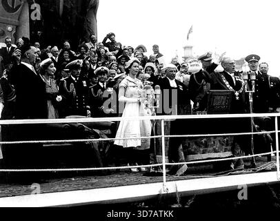 Le Premier Ministre de la Nouvelle-Zélande, M. S. G. Holland (main levée), dirige trois acclamations pour la Reine. 31 décembre 1953. Banque D'Images