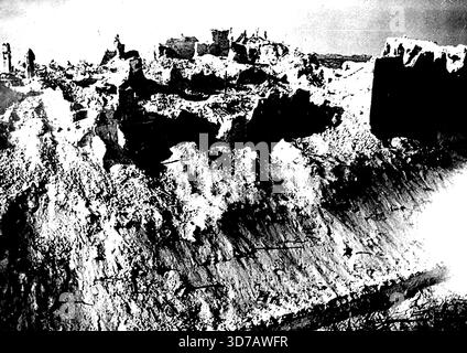 Cassino capturé par les troupes alliées -- Une vue de l'abbaye sur la colline du monastère après sa capture par les troupes alliées, prise de l'air d'un Piper ***** Avion par un photographe officiel de R.A.F. Un communiqué spécial du quartier général allié en Italie le 18 mai, a annoncé la prise de la ville de Cassino an Abbey sur la colline du monastère par les troupes alliées. L'assaut final sur la ville a été porté par les troupes britanniques tandis que les troupes polonaises ont pris le monastère. 7 juillet 1944. (Photo de British Official Photograph). Banque D'Images