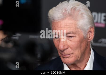 Richard Gere assiste à la première de Lo que Nadie Quiere Ver au cinéma Callao le 24 novembre 2025 à Madrid, en Espagne Banque D'Images
