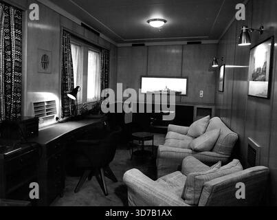 Secrets of Royal Yacht montré pour la première fois - le salon du duc d'Édimbourg à bord du Britannia. En arrière-plan est un modèle de H.M.S. Magpie, le navire anciennement commandé par le duc en Méditerranée. Ces photos, pour la première fois pour montrer l'intérieur du nouveau yacht royal Britannia, ont été prises aujourd'hui (dimanche) alors que le navire se trouvait à Battle Bridge Tier dans la piscine de Londres, près de quai depuis qu'il est arrivé hier après avoir ramené la reine et le duc d'Édimbourg à la maison de la tournée royale. Le Britannia de 4 715 tonnes a été construit au chantier naval de John Brown, Clydebank, et est conçu pour être utilisé comme hospit Banque D'Images