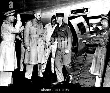 Le général Dean arrive à Tokyo - le major général William F. Dean, rapatrié de haut rang de l'UNC, s'éloigne de l'avion de commandement B-17 de l'US Air Force du commandant de la Cinquième Air Force Maj. Gen. Samuel Anderson après son atterrissage à l'aéroport international de Tokyo (Haneda) aujourd'hui. Sur place au grand le général étaient (de gauche à droite), le colonel Charles L. Kilpatrick, commandant de l'hôpital de l'armée de Tokyo ; brigadier. Gen. Wallace H. Barnes, Army Forces Far East, et Lt. Col. William F. Wanner du Bureau des visiteurs de l'armée. 05 septembre 1953. (Photo de l'US Air Force photo) Banque D'Images