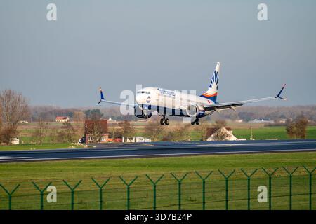 Bruxelles, Belgique - 22 novembre 2025 : SunExpress Boeing 737-800 en approche finale de la piste Zaventem de Bruxelles, capturé en basse lumière chaude avec Sharp Banque D'Images